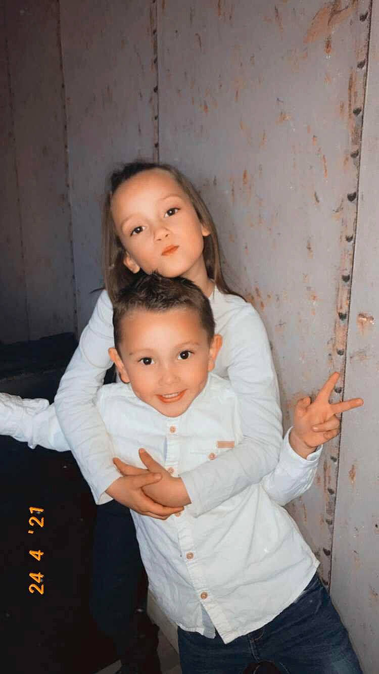 Kelio participe au concours pour gagner de l'argent avec cette photo : arm, baby_toddler_clothing, cheek, child, clothing, flash_photography, fun, gesture, hairstyle, happy, human_body, iris, joy, lip, nose, person, skin, sleeve, smile, standing