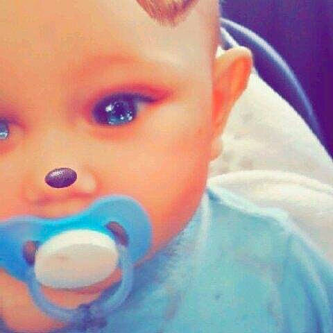 Kelio participe au concours pour gagner de l'argent avec cette photo : art, baby, baby_making_funny_faces, beard, cheek, child, ear, eyebrow, eyelash, fictional_character, flesh, happy, iris, jaw, lip, mouth, nose, person, pleased, selfie