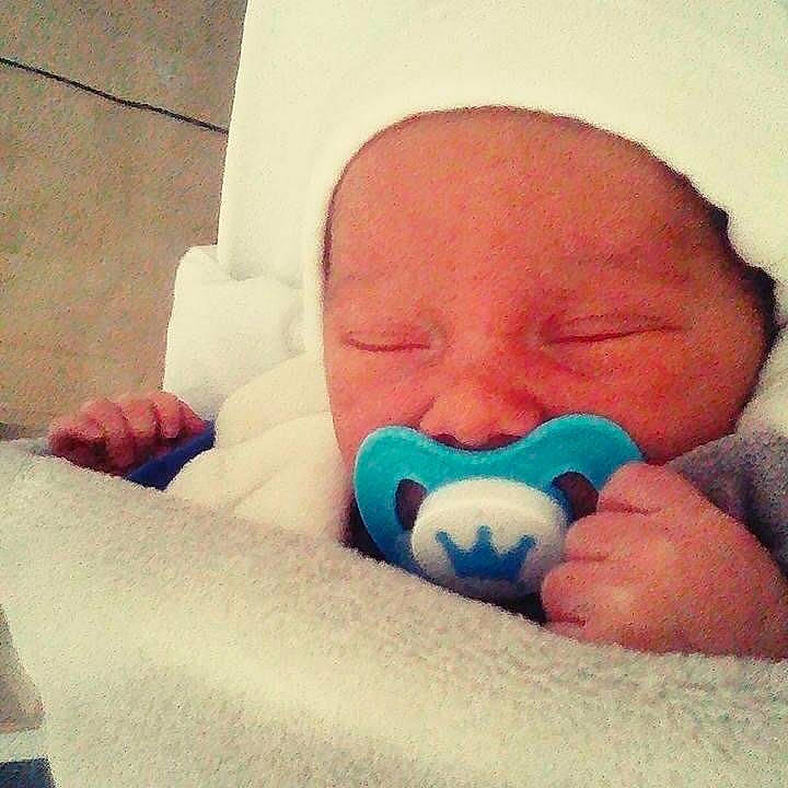 Kelio a rejoint le concours — aidez-le/la à gagner de superbes lots ! baby, baby_products, baby_sleeping, bedding, bedtime, child, comfort, facial_expression, happy, human, human_body, linens, mouth, nail, nap, nose, person, skin, thumb, toddler