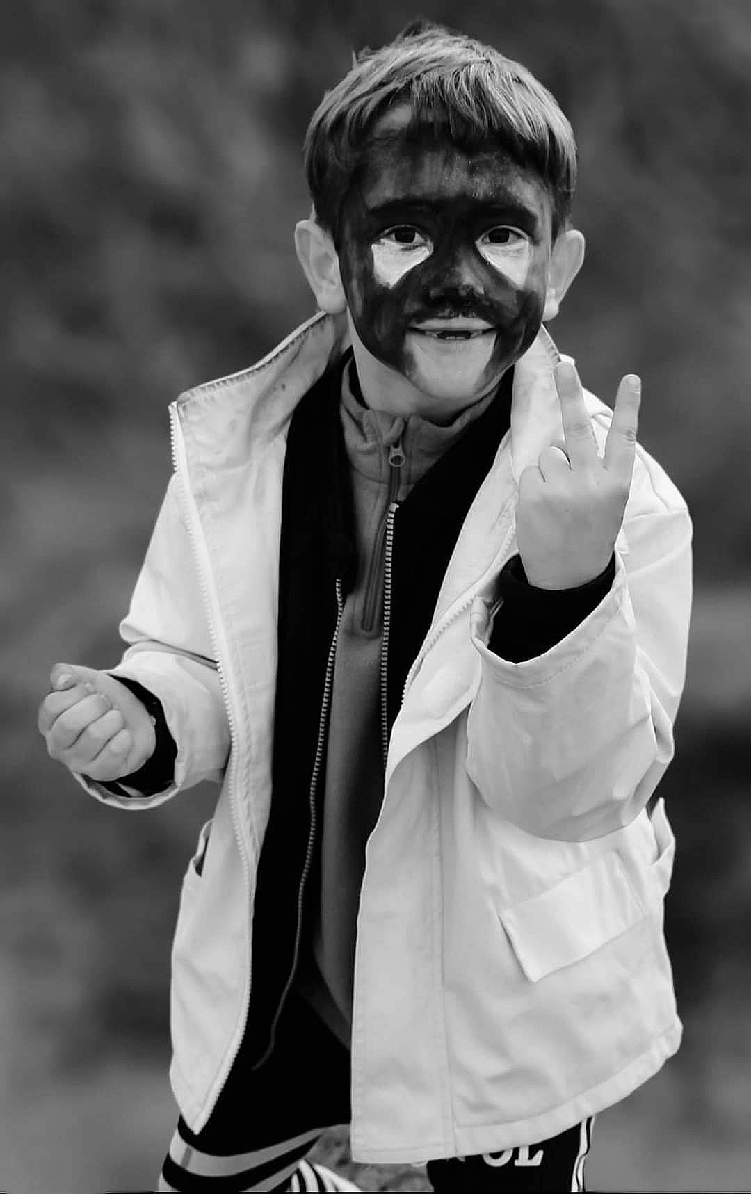 Kelio participe au concours pour gagner de l'argent avec cette photo : beard, black, black_and_white, blazer, cool, eyewear, fashion, fashion_accessory, finger, flash_photography, fun, fur, gesture, happy, monochrome, monochrome_photography, outerwear, person, sleeve, style