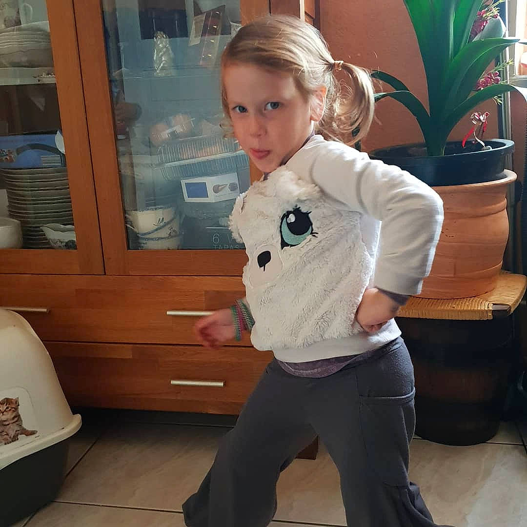 Alyssa-lana participe au concours pour gagner de l'argent avec cette photo : comfort, eye, floor, flooring, flowerpot, houseplant, joint, knee, person, plant, shoulder, sleeve, sportswear, standing, sunglasses, t_shirt, thigh, toddler, trunk, waist