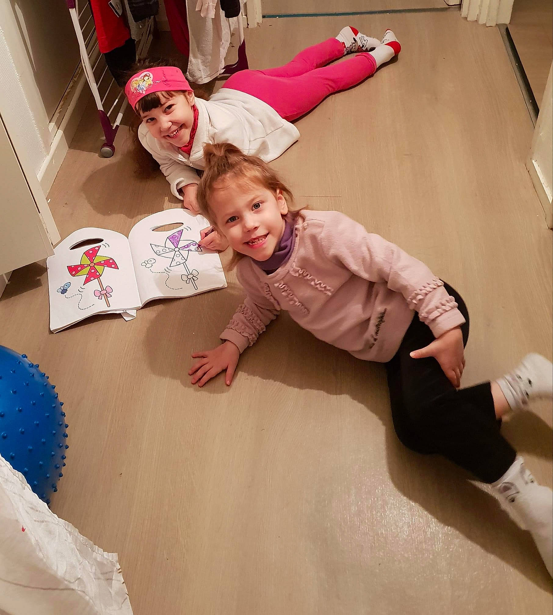 Alyssa-lana a rejoint le concours — aidez-le/la à gagner de superbes lots ! baby_toddler_clothing, child, comfort, flooring, foot, fun, happy, hardwood, headwear, human_leg, joy, knee, leisure, person, room, sitting, sleeve, smile, sock, t_shirt