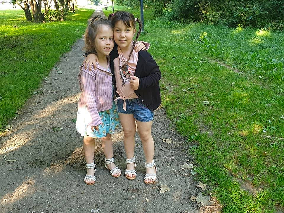 Alyssa-lana participe au concours pour gagner de l'argent avec cette photo : botany, eye, face, fun, gesture, grass, grass_family, happy, head, joy, leaf, leg, leisure, people_in_nature, person, plant, recreation, road, shorts, smile