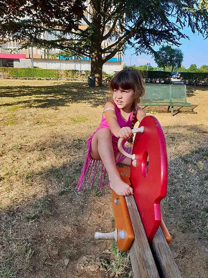 Alyssa-lana participe au concours pour gagner de l'argent avec cette photo : chute, city, fun, grass, happy, leisure, musical_instrument, outdoor_furniture, outdoor_play_equipment, people_in_nature, person, plant, playground_slide, recreation, seesaw, sky, smile, summer, thigh, toddler