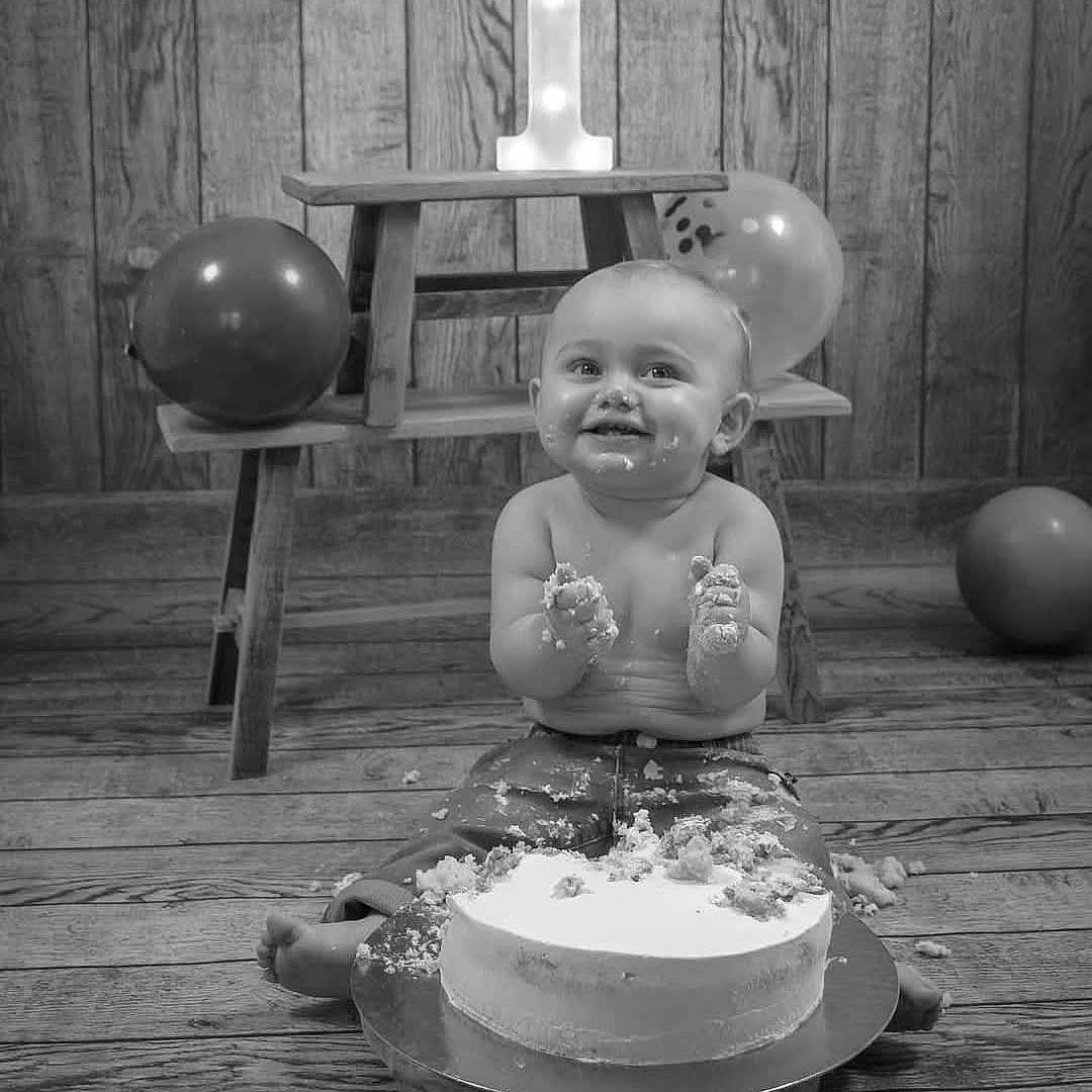 Théo a rejoint le concours — aidez-le/la à gagner de superbes lots ! baby, balloon, birthdaycake, cake, candle, cream, dessert, diningtable, face, food, furniture, head, icing, people, person, photography, portrait, sphere, table, wood