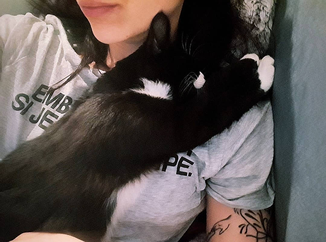 Khaleesi participe au concours pour gagner de l'argent avec cette photo : arm, black_hair, ear, finger, fur, hair, hand, lip, long_hair, neck, t_shirt, tail, tattoo