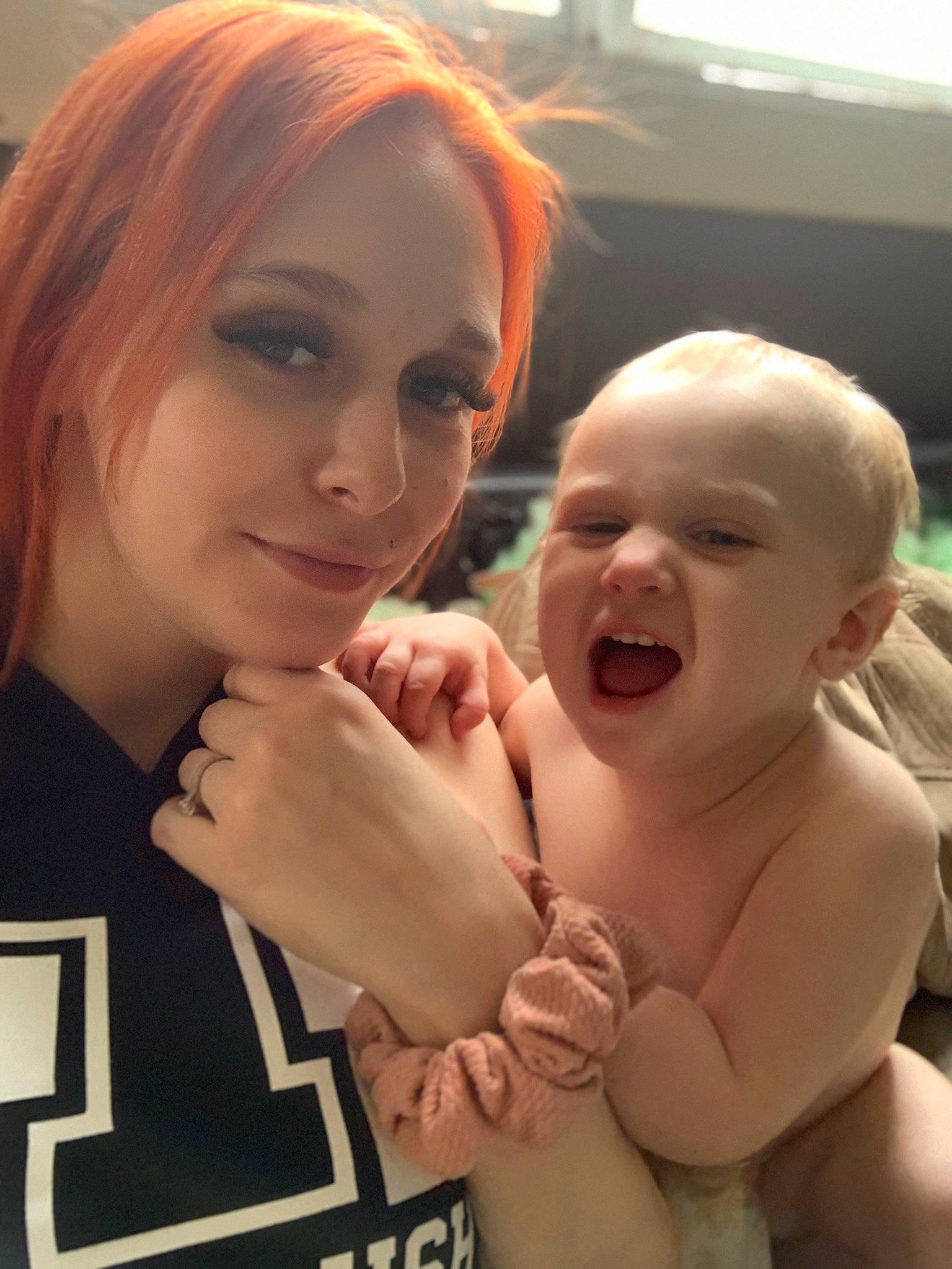 Alexia a rejoint le concours — aidez-le/la à gagner de superbes lots ! arm, baby, cool, eyebrow, eyelash, finger, fun, gesture, hair, hand, happy, iris, joy, lip, mouth, muscle, necklace, person, shoulder, skin