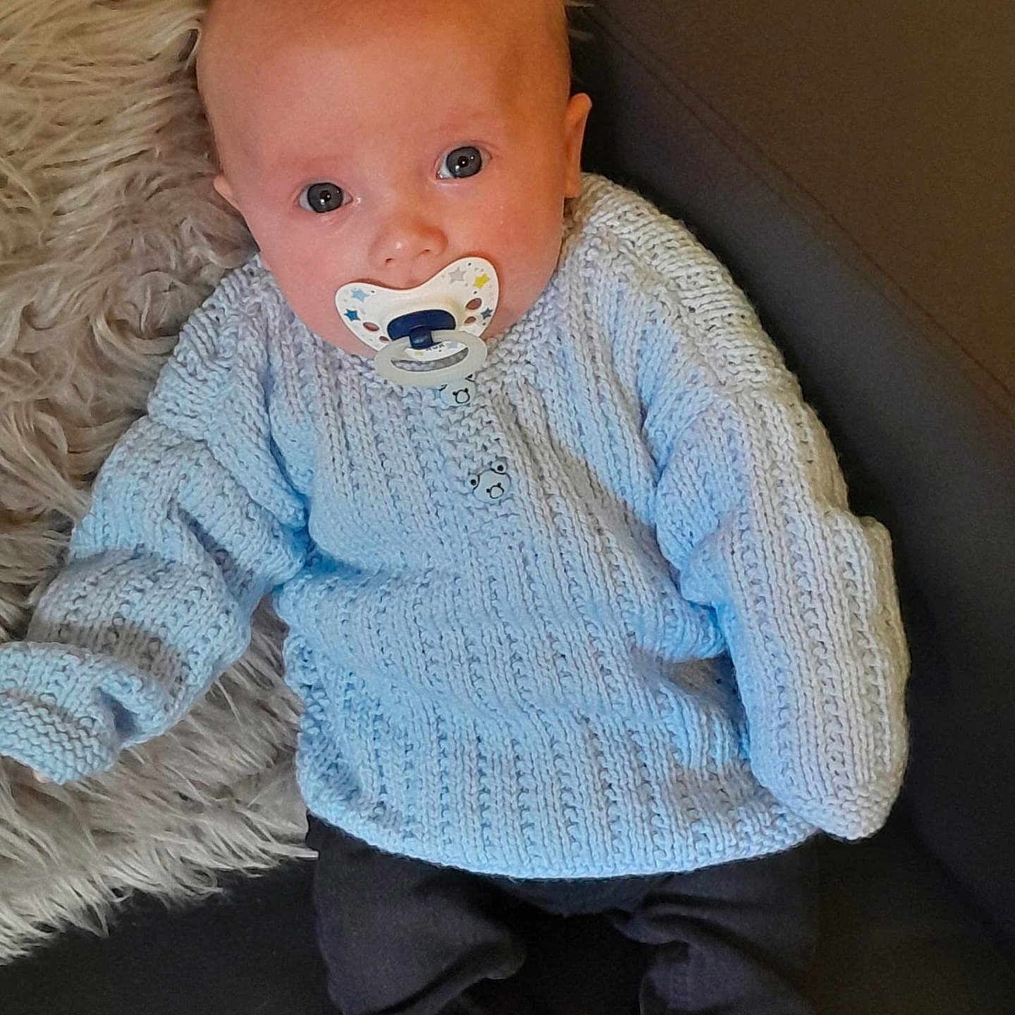 Ruben is registered to the contest to win money with this photo: baby, clothing, coat, couch, face, furniture, head, jacket, jeans, knitwear, longsleeve, pants, person, photography, portrait, sitting, sleeve, sweater