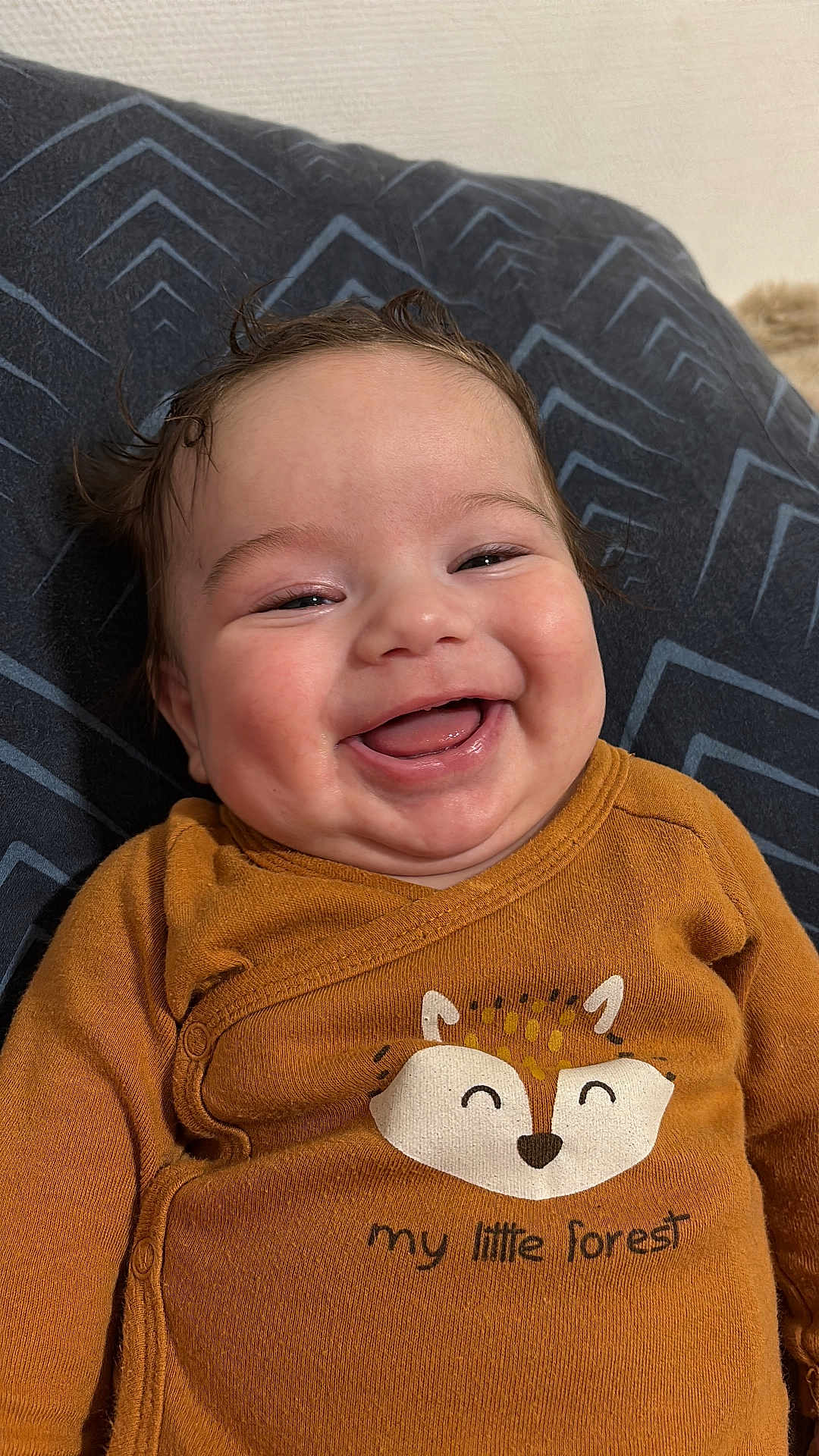 Kaïs Miguel participe au concours pour gagner de l'argent avec cette photo : baby, smiling, laughing, infant, clothing, onesie, fox, text, brown, cute, happy, face, hair, cushion, pattern, indoors, child, portrait, toddler, cozy