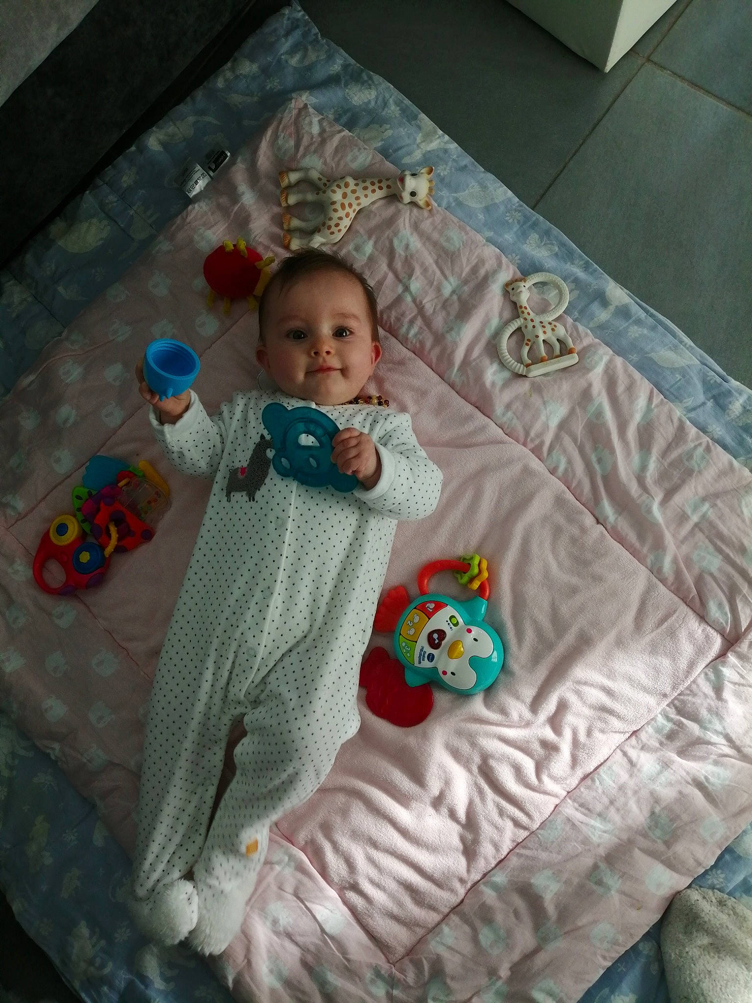 Elana a rejoint le concours — aidez-le/la à gagner de superbes lots ! baby, baby_products, blanket, child, linens, person, product, room, textile, toddler, toy