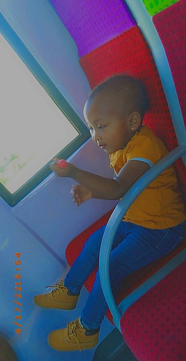 Daisany participe au concours pour gagner de l'argent avec cette photo : azure, baby, baseball_cap, cap, comfort, elbow, electric_blue, finger, fun, hat, human_leg, knee, leisure, person, sitting, standing, t_shirt, thigh, tints_and_shades, toddler