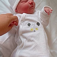 Alexia a rejoint le concours — aidez-le/la à gagner de superbes lots ! baby, infant, sleeping, onesie, white_clothing, panda_print, hand, bed, blanket, hat, newborn, cute, soft, cozy, person, skin, fingers, indoors, resting, child