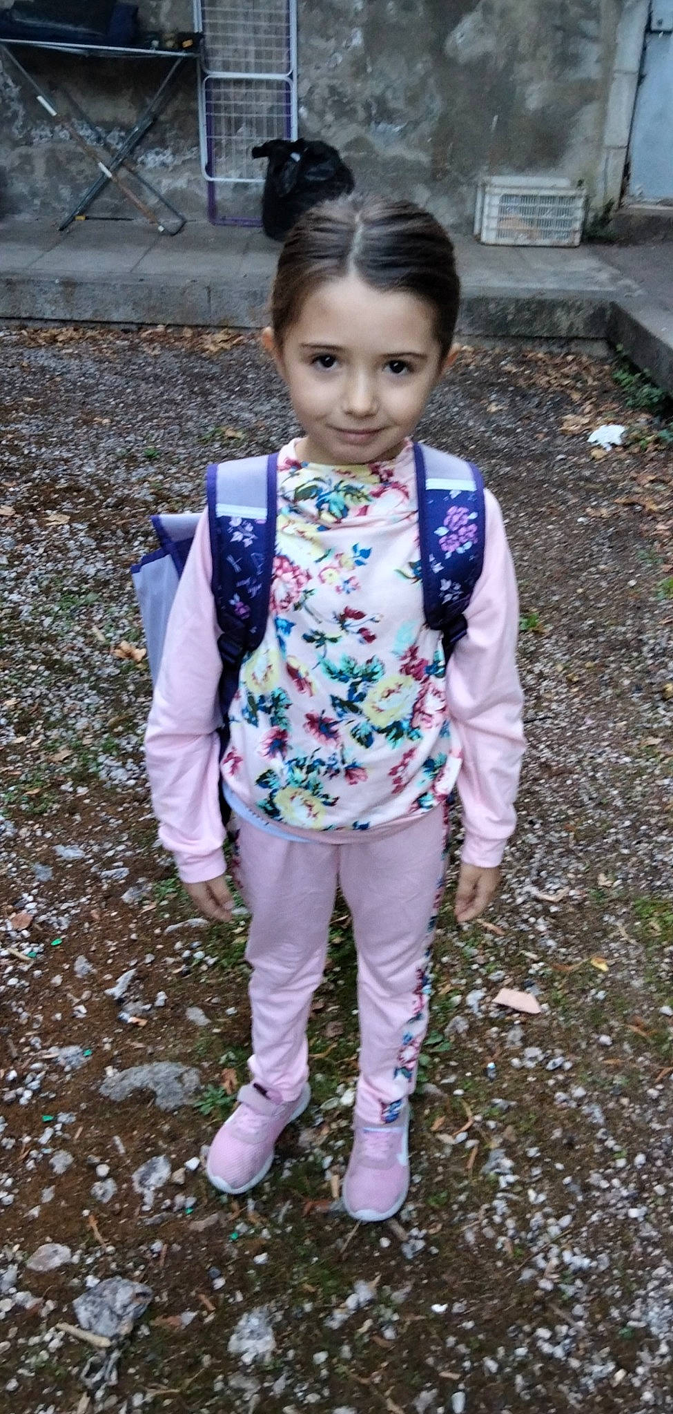 Mélyna a rejoint le concours — aidez-le/la à gagner de superbes lots ! child, eye, face, formal_wear, fun, grass, hair, happy, head, joy, pattern, people_in_nature, person, portrait_photography, sitting, sleeve, soil, suit, toddler, tree