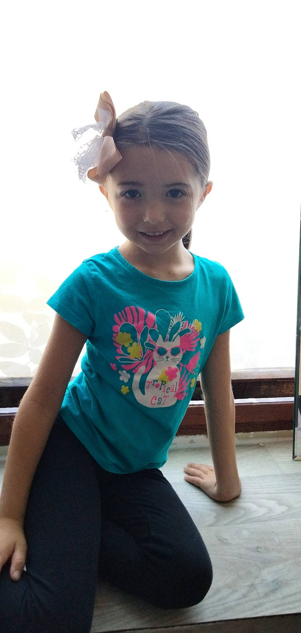 Mélyna a rejoint le concours — aidez-le/la à gagner de superbes lots ! azure, child, cool, electric_blue, fun, hairstyle, happy, joy, leisure, magenta, neck, person, recreation, shoulder, sleeve, smile, sportswear, standing, t_shirt, thigh