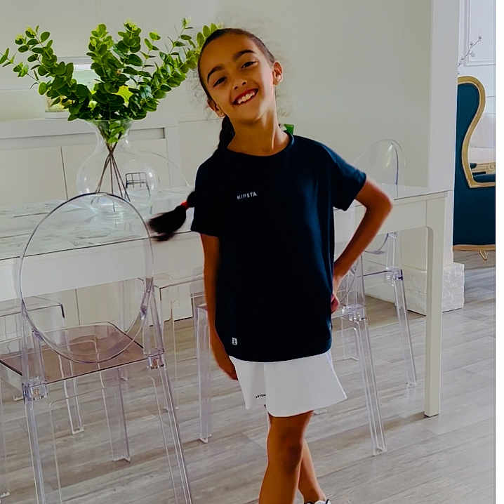 Sofia a rejoint le concours — aidez-le/la à gagner de superbes lots ! clothing, face, female, flower, flowerarrangement, footwear, girl, happy, head, indoors, interiordesign, longsleeve, person, plant, pottedplant, shorts, sleeve, smile, teen, wood