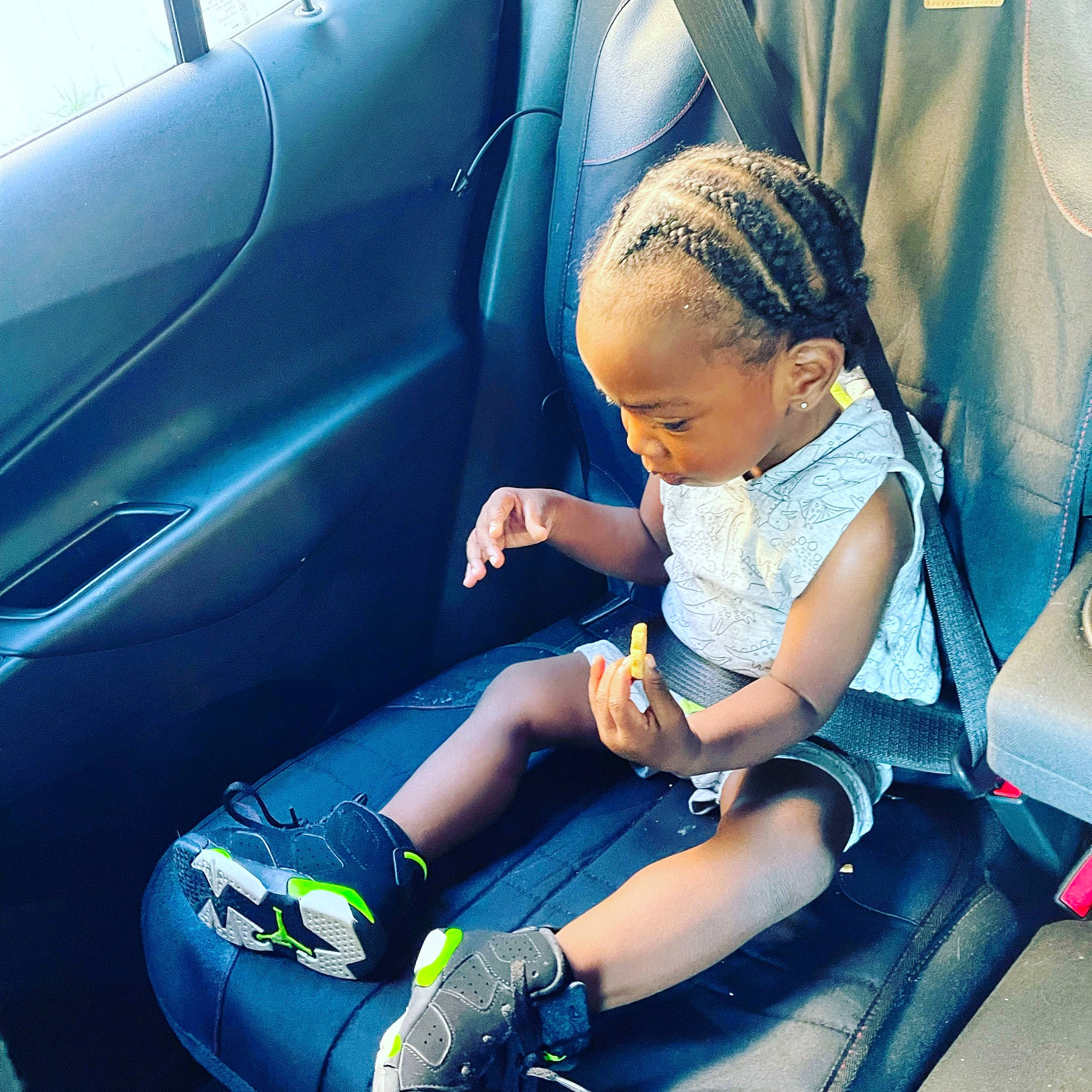 Nakai is registered to the contest to win money with this photo: auto_part, automotive_design, automotive_exterior, azure, car, car_seat, car_seat_cover, child, comfort, electric_blue, family_car, fun, happy, leisure, motor_vehicle, person, tints_and_shades, toddler, travel, vehicle