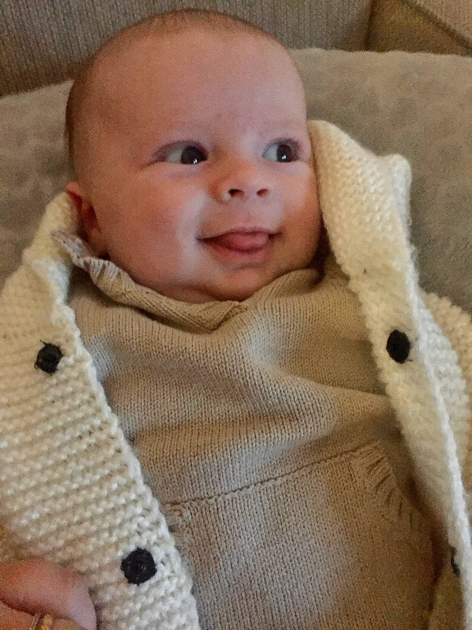 Alexandre participe au concours pour gagner de l'argent avec cette photo : baby, baby_toddler_clothing, beige, cheek, collar, comfort, face, finger, happy, iris, linens, neck, nose, outerwear, person, skin, sleeve, smile, toddler, wool