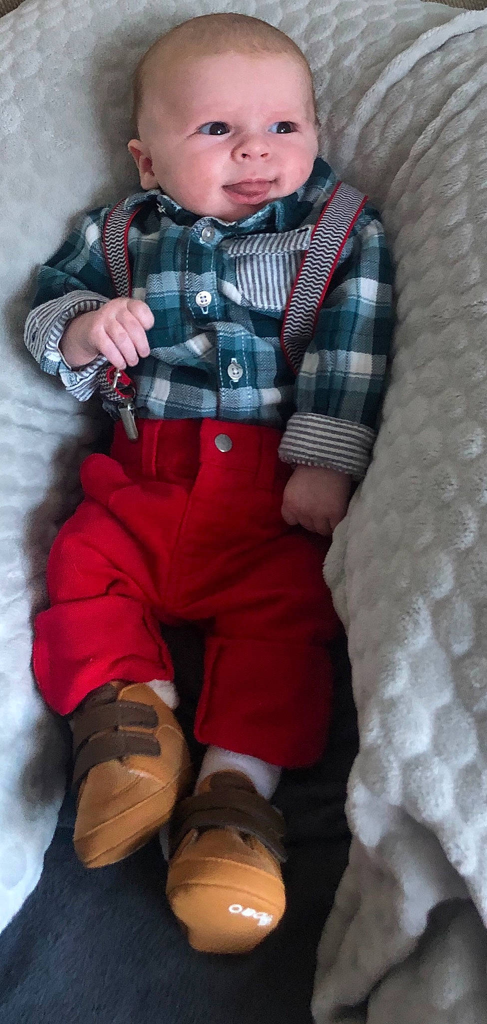 Alexandre a rejoint le concours — aidez-le/la à gagner de superbes lots ! baby, baby_toddler_clothing, collar, comfort, cool, finger, grey, hand, outerwear, pattern, person, pink, plaid, skin, sleeve, standing, tartan, textile, thigh, toddler