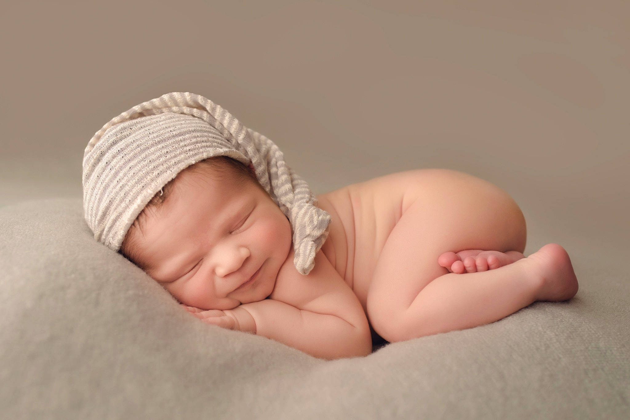 Grey is registered to the contest to win money with this photo: baby, baby_sleeping, baby_toddler_clothing, cap, comfort, face, fashion_accessory, finger, flash_photography, foot, grass, hair_accessory, hand, headgear, human_leg, knit_cap, linens, person, thumb, toddler