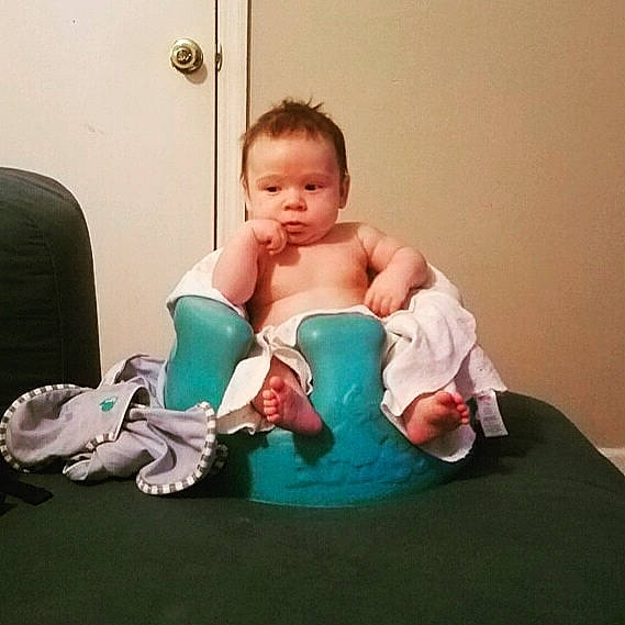 Grey is registered to the contest to win money with this photo: baby, baby_toddler_clothing, barefoot, child, comfort, elbow, eye, finger, foot, gesture, happy, human_body, human_leg, knee, lap, leg, nail, person, thigh, thumb