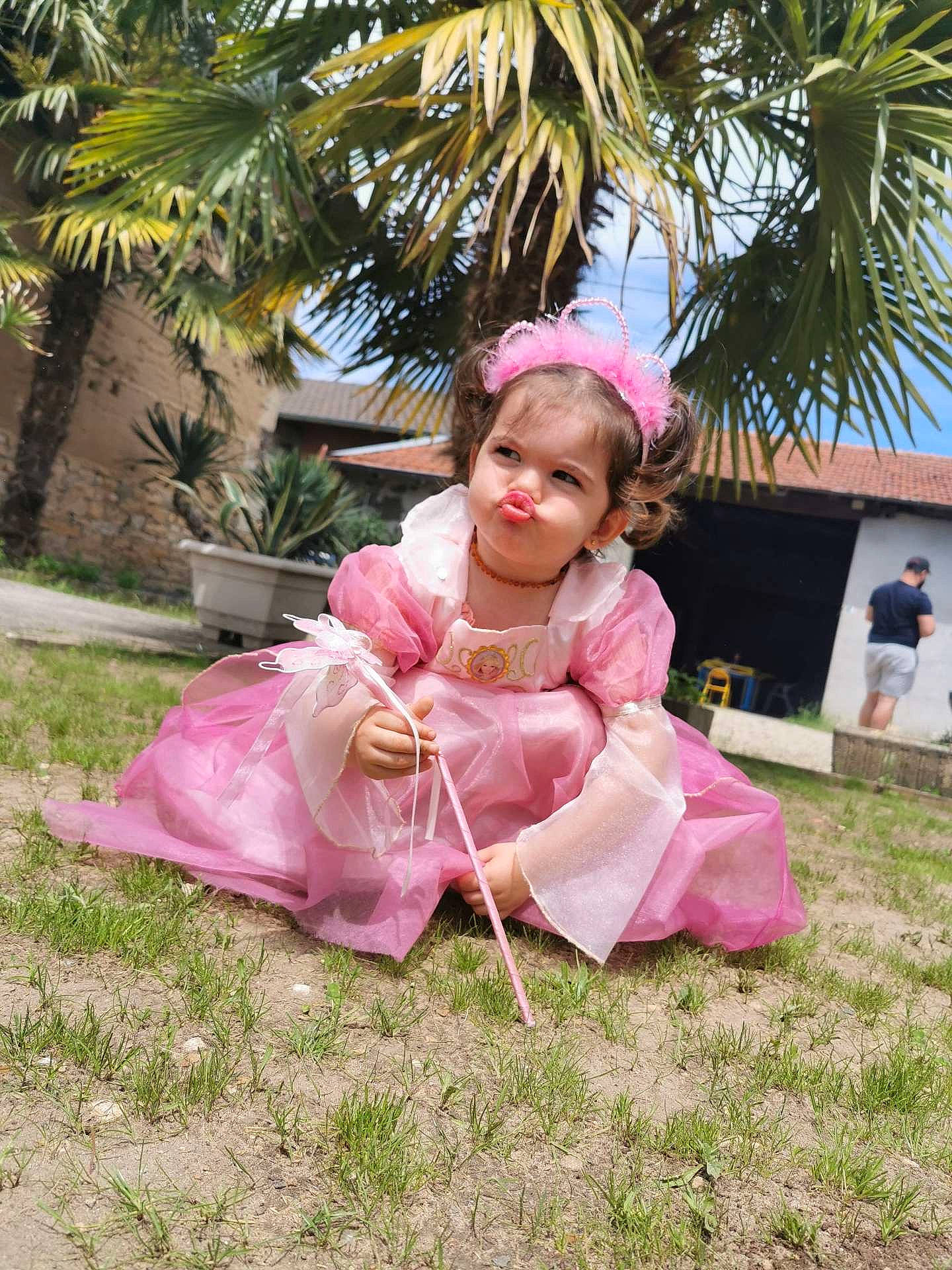 Maissy a rejoint le concours — aidez-le/la à gagner de superbes lots ! arecales, child, dress, event, fashion_accessory, fun, grass, happy, lawn, leisure, magenta, palm_tree, people_in_nature, person, petal, pink, plant, recreation, sky, toddler