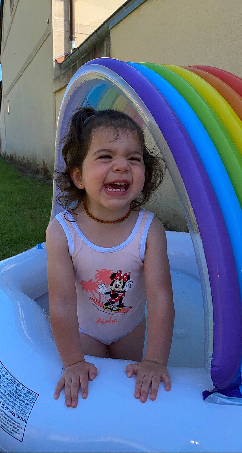 Maissy a rejoint le concours — aidez-le/la à gagner de superbes lots ! baby_toddler_clothing, blue, child, electric_blue, fun, happy, leisure, person, photograph, pink, plant, play, public_space, recreation, sitting, smile, snapshot, summer, t_shirt, toddler