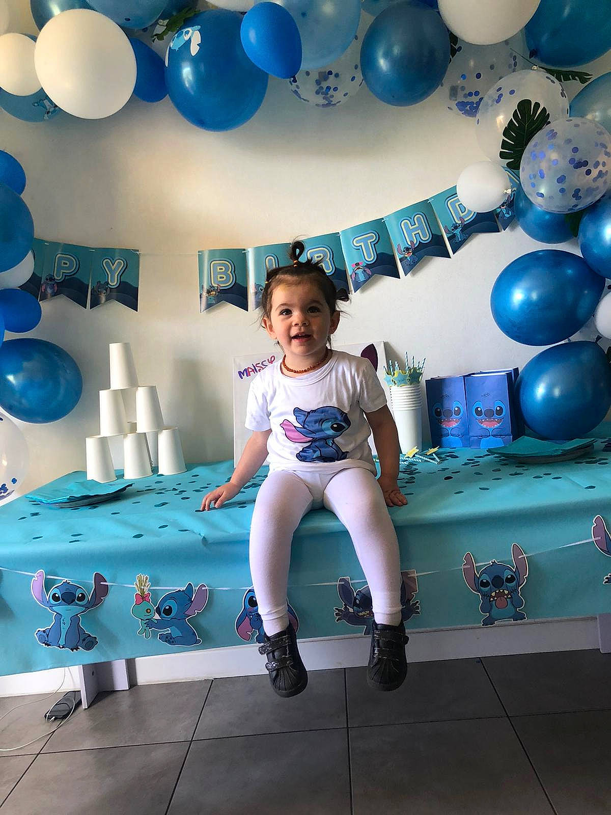 Maissy participe au concours pour gagner de l'argent avec cette photo : aqua, azure, balloon, black_hair, blue, electric_blue, fashion, flash_photography, fun, hair, happy, interior_design, leisure, lighting, person, pink, shoe, smile, style, textile