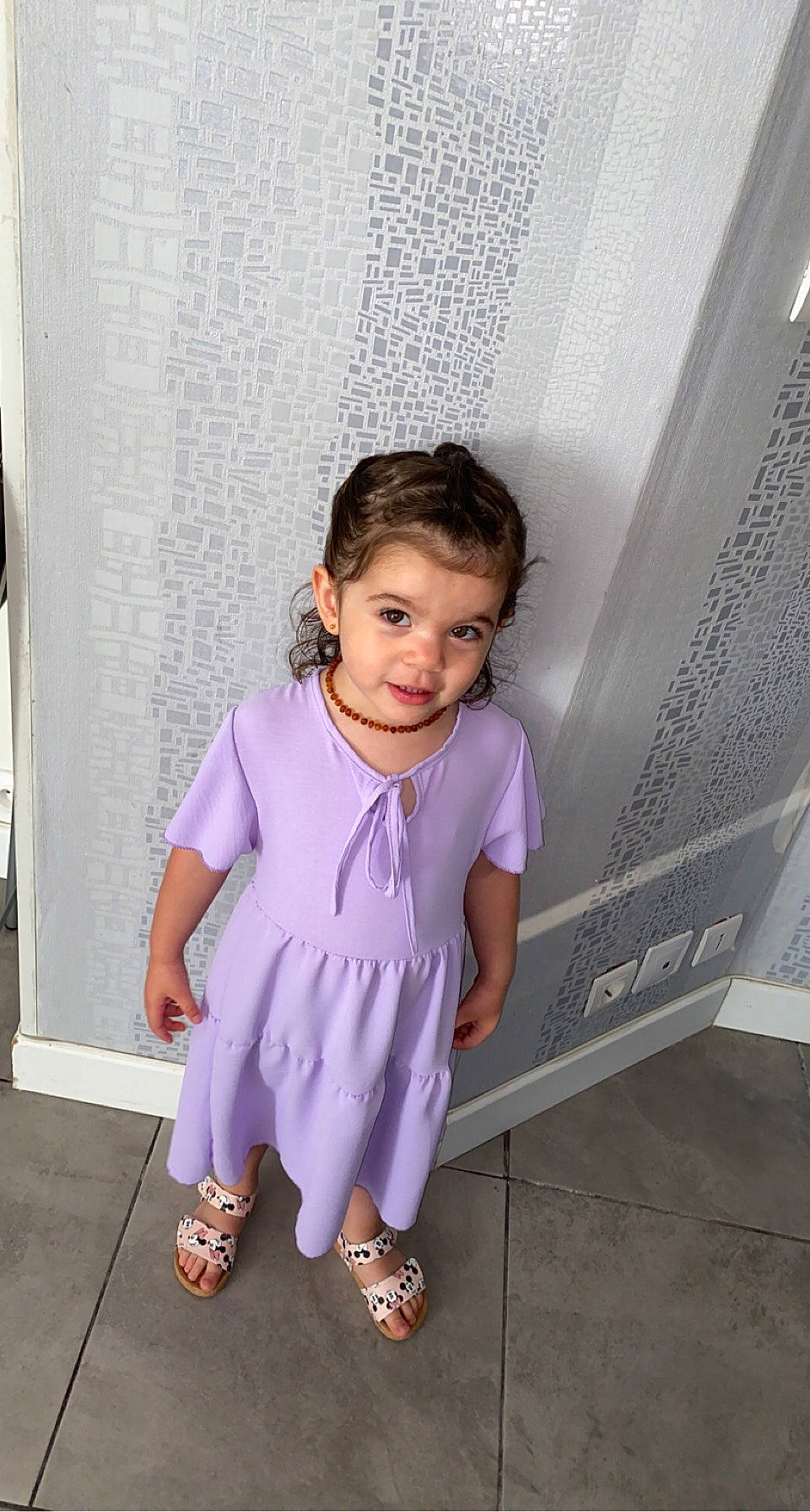 Maissy a rejoint le concours — aidez-le/la à gagner de superbes lots ! baby_toddler_clothing, child, clothing, dress, fashion_accessory, fashion_design, foot, happy, human_leg, magenta, pattern, person, pink, purple, room, sandal, sleeve, smile, sock, toddler