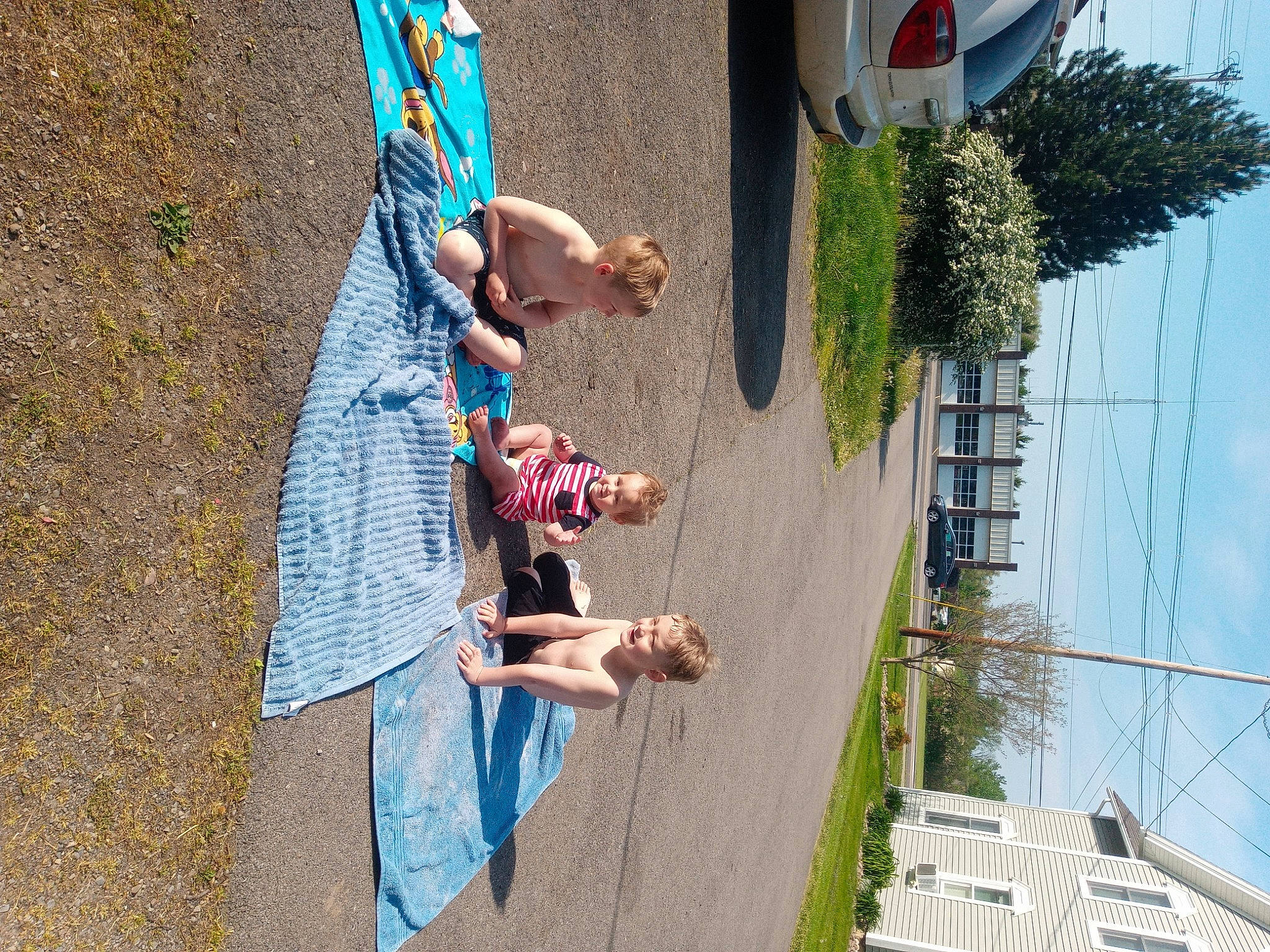 Eli is registered to the contest to win money with this photo: adventure, azure, blue, building, cloud, daytime, electric_blue, electricity, facade, fun, house, joy, leisure, person, plant, pole, recreation, sky, t_shirt, tree