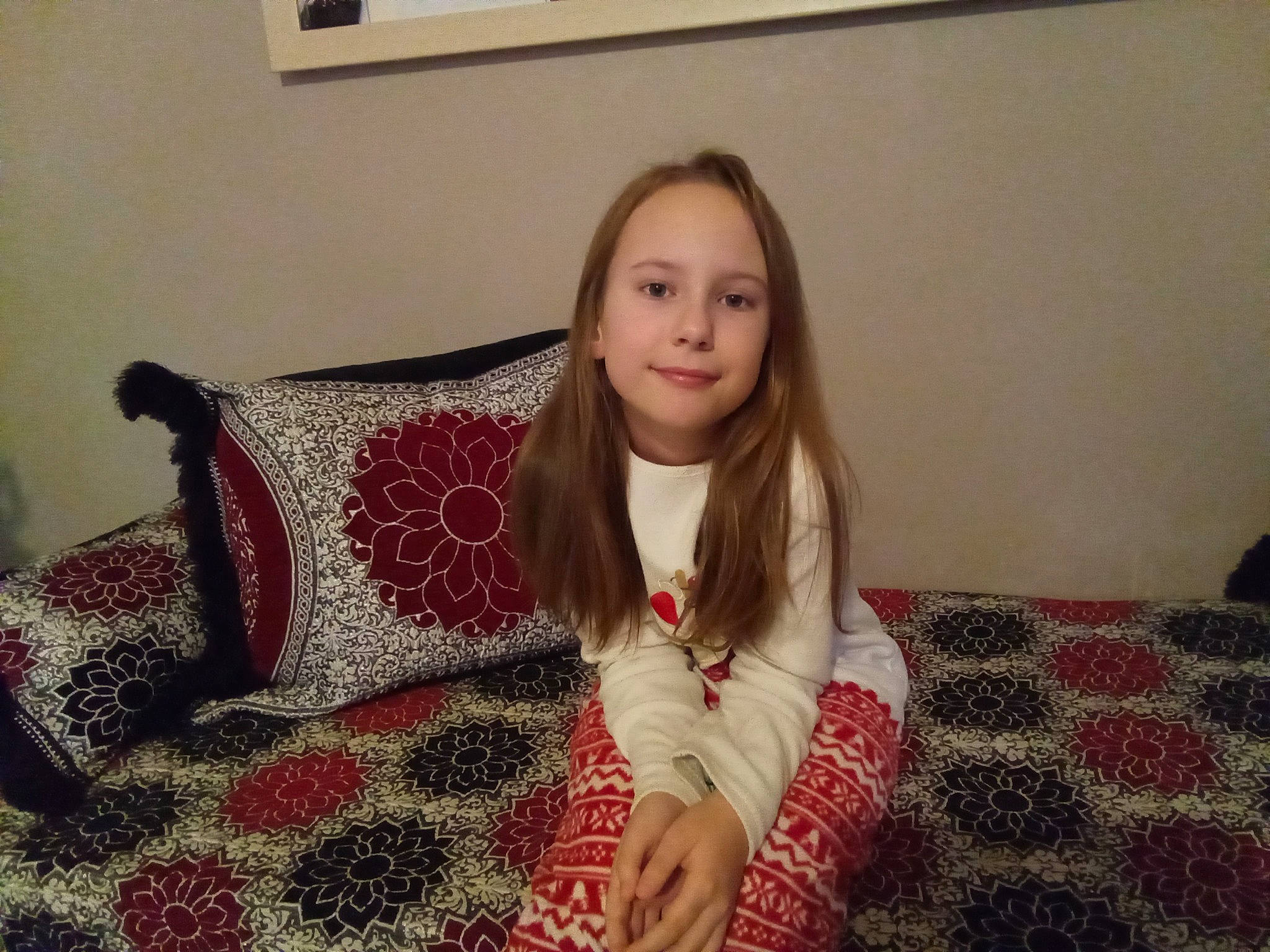 Charlotte participe au concours pour gagner de l'argent avec cette photo : brown_hair, comfort, couch, event, flooring, fun, fur, happy, human_leg, iris, joy, living_room, pattern, person, picture_frame, room, sitting, sleeve, smile, thigh