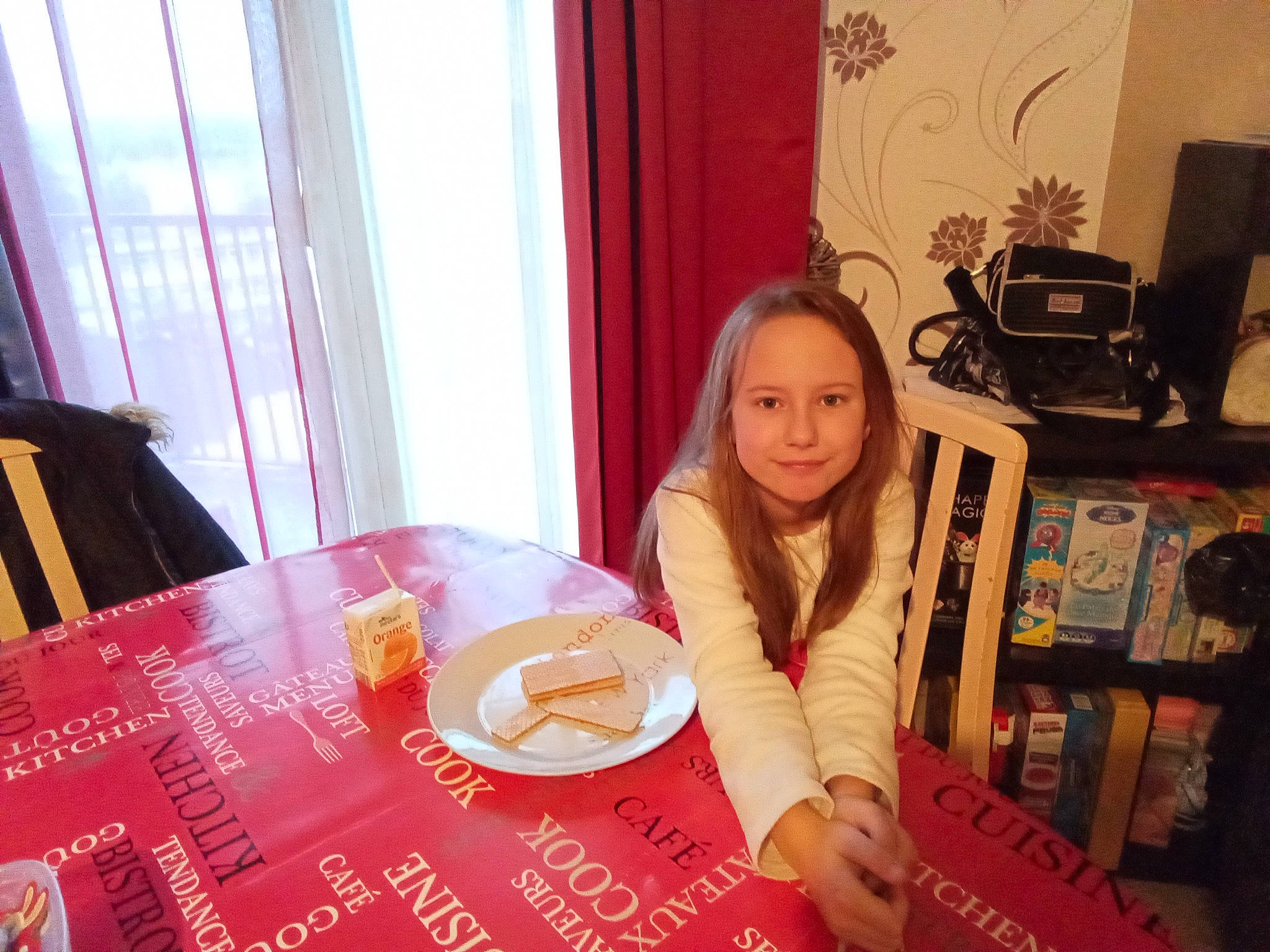 Charlotte a rejoint le concours — aidez-le/la à gagner de superbes lots ! beauty, chair, curtain, event, fast_food, food, home_appliance, interior_design, joy, linens, magenta, peach, person, pink, plate, room, smile, table, tablecloth, tableware