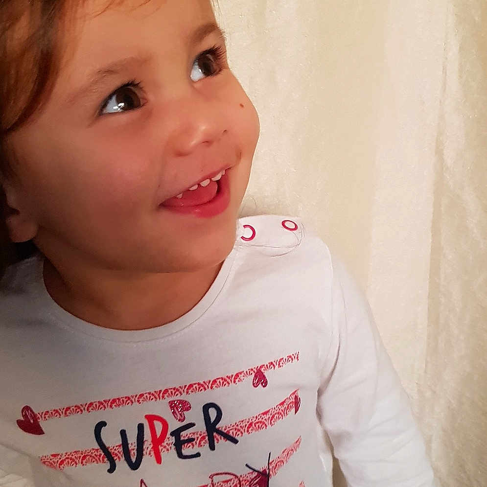 Elena a rejoint le concours — aidez-le/la à gagner de superbes lots ! boy, cheek, child, cool, day, eye, facial_expression, forehead, girl, happiness, infant, person, pink, product, skin, smile, standing, t_shirt, textile, toddler