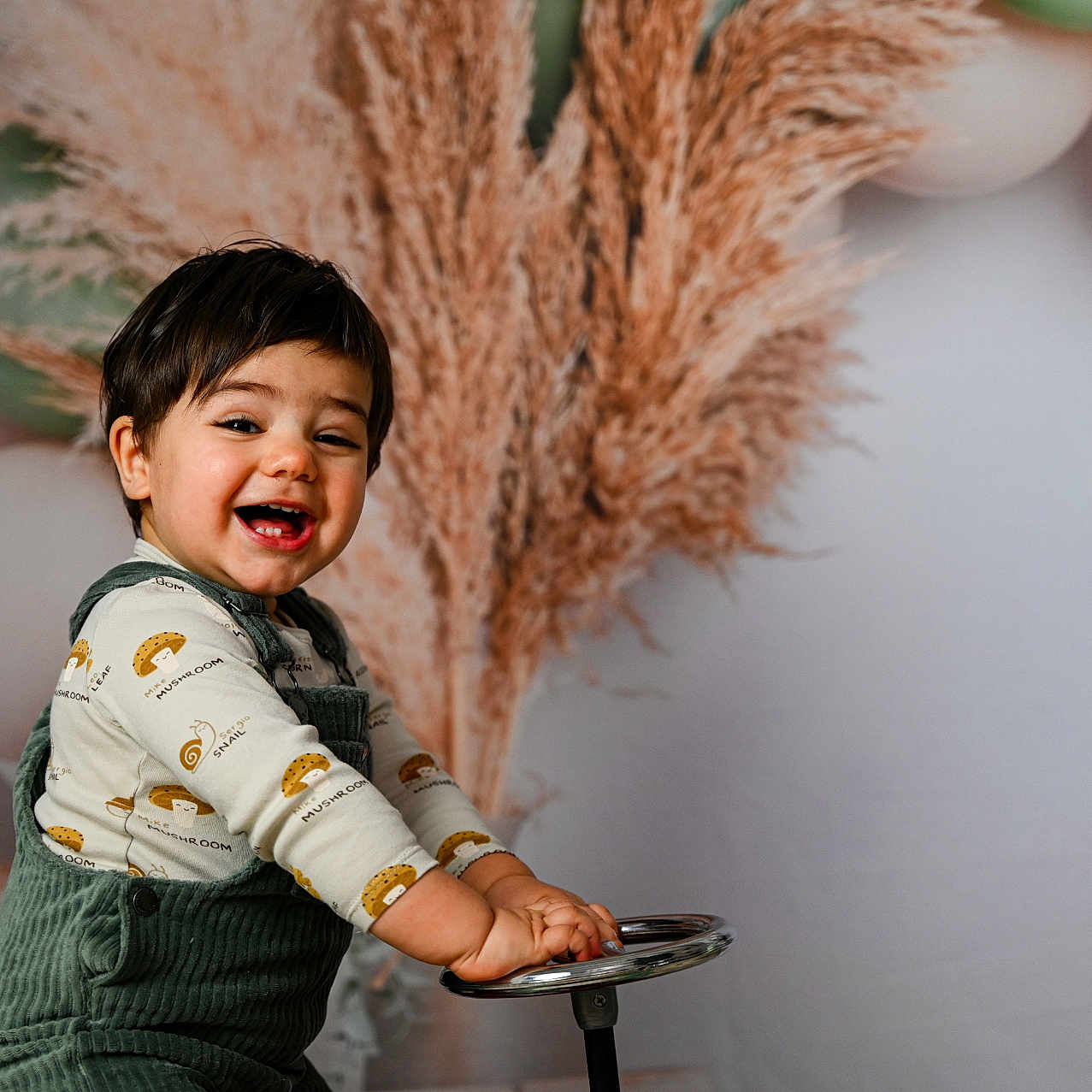 Gabriel participe au concours pour gagner de l'argent avec cette photo : angry, baby, babylaughing, balloon, bodypart, clothing, crying, dress, face, finger, hand, happy, head, laughing, person, photography, portrait, sad, smile, sphere