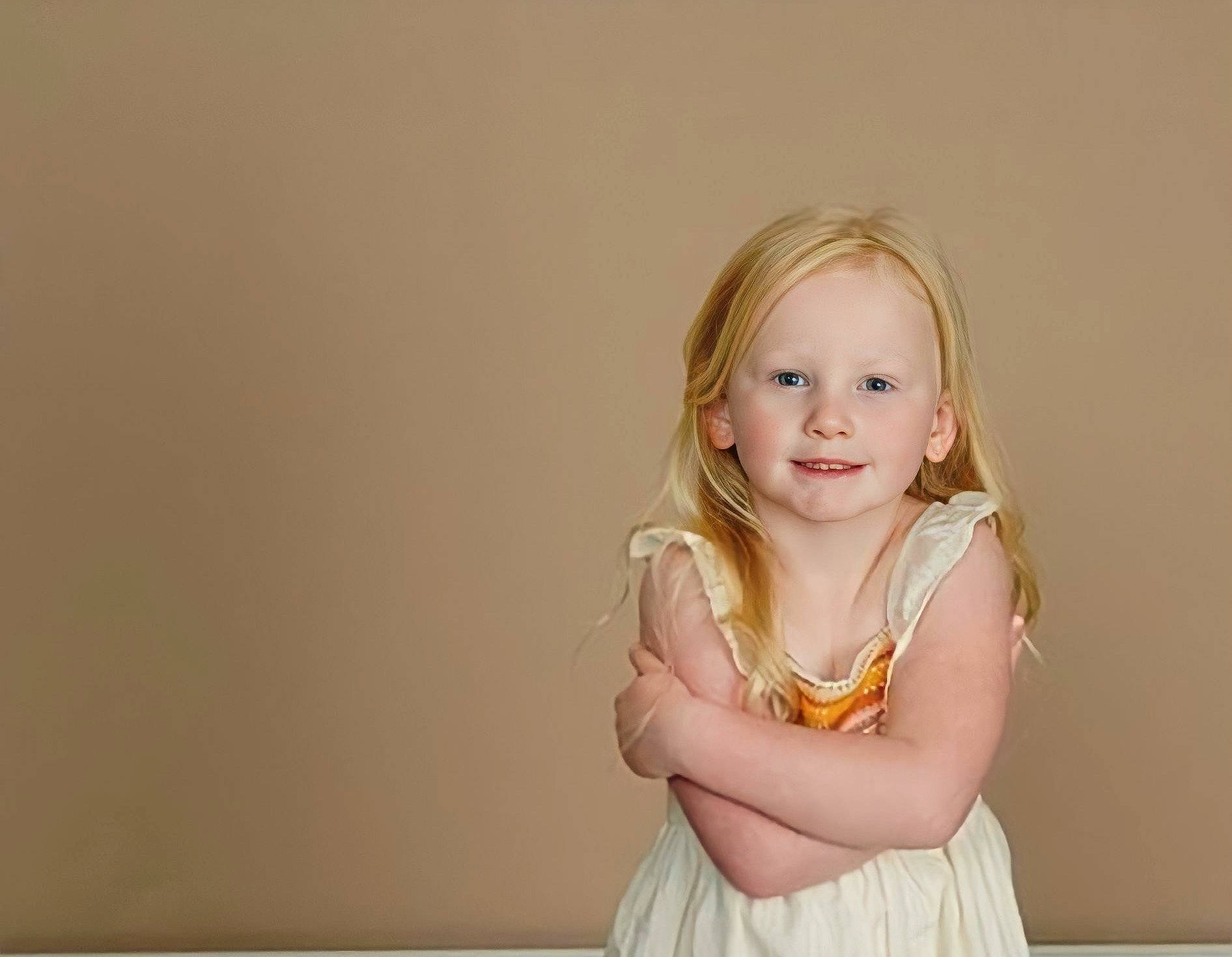 Raya is registered to the contest to win money with this photo: arm, blond, brown_hair, child, day_dress, dress, event, flash_photography, fun, gesture, happy, iris, jewellery, joy, long_hair, one_piece_garment, person, sitting, sleeve, smile