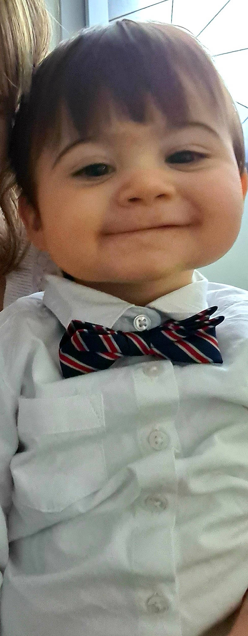 Roméo a rejoint le concours — aidez-le/la à gagner de superbes lots ! bow_tie, cheek, chin, collar, dress_shirt, eye, eyebrow, eyelash, forehead, formal_wear, gesture, happy, joy, lip, nose, person, school_uniform, skin, sleeve, smile