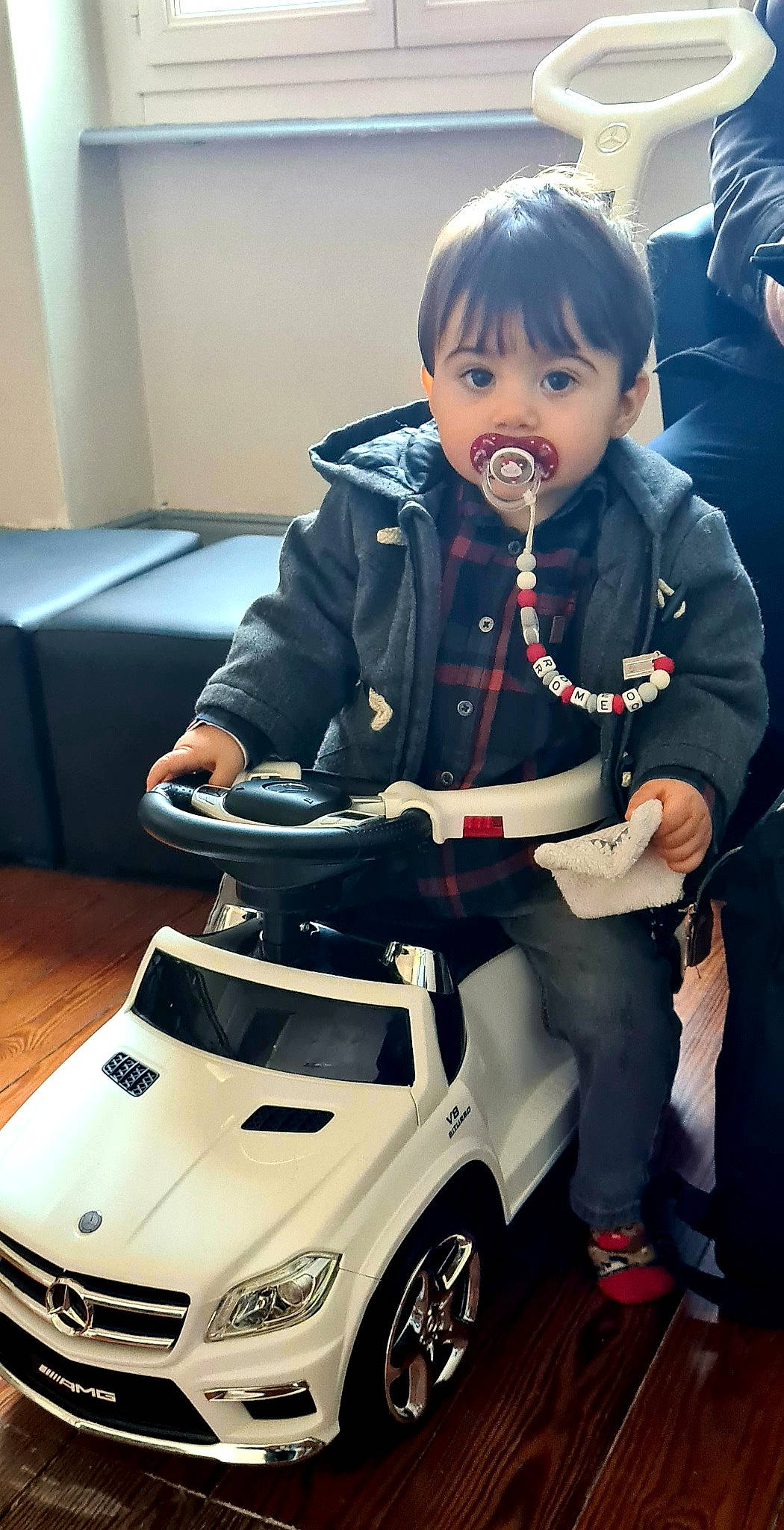 Roméo participe au concours pour gagner de l'argent avec cette photo : alloy_wheel, automotive_design, automotive_fog_light, automotive_lighting, automotive_tire, black, bumper, car, grille, headlamp, hood, leg, motor_vehicle, person, personal_luxury_car, photograph, tire, vehicle, wheel, white