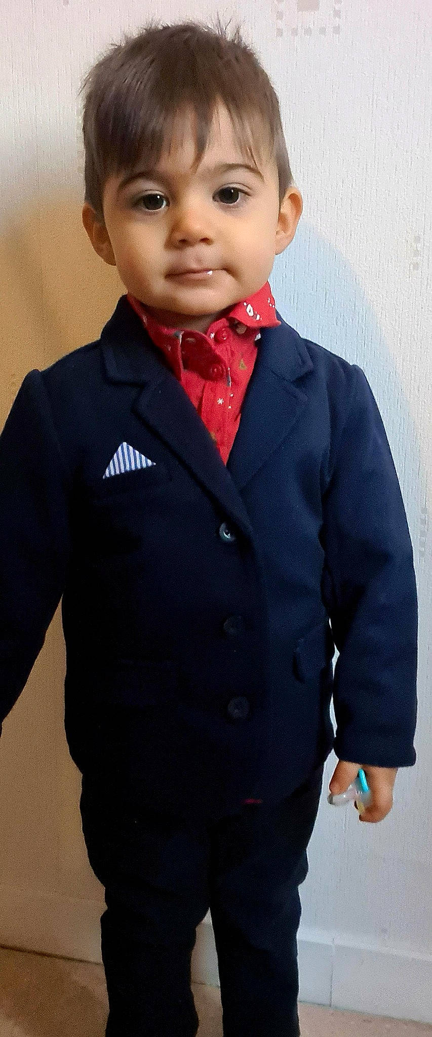 Roméo a rejoint le concours — aidez-le/la à gagner de superbes lots ! blazer, button, collar, dress_shirt, electric_blue, eyewear, formal_wear, gesture, glasses, neck, person, school_uniform, sleeve, street_fashion, suit, sunglasses, tie, vision_care, white, white_collar_worker