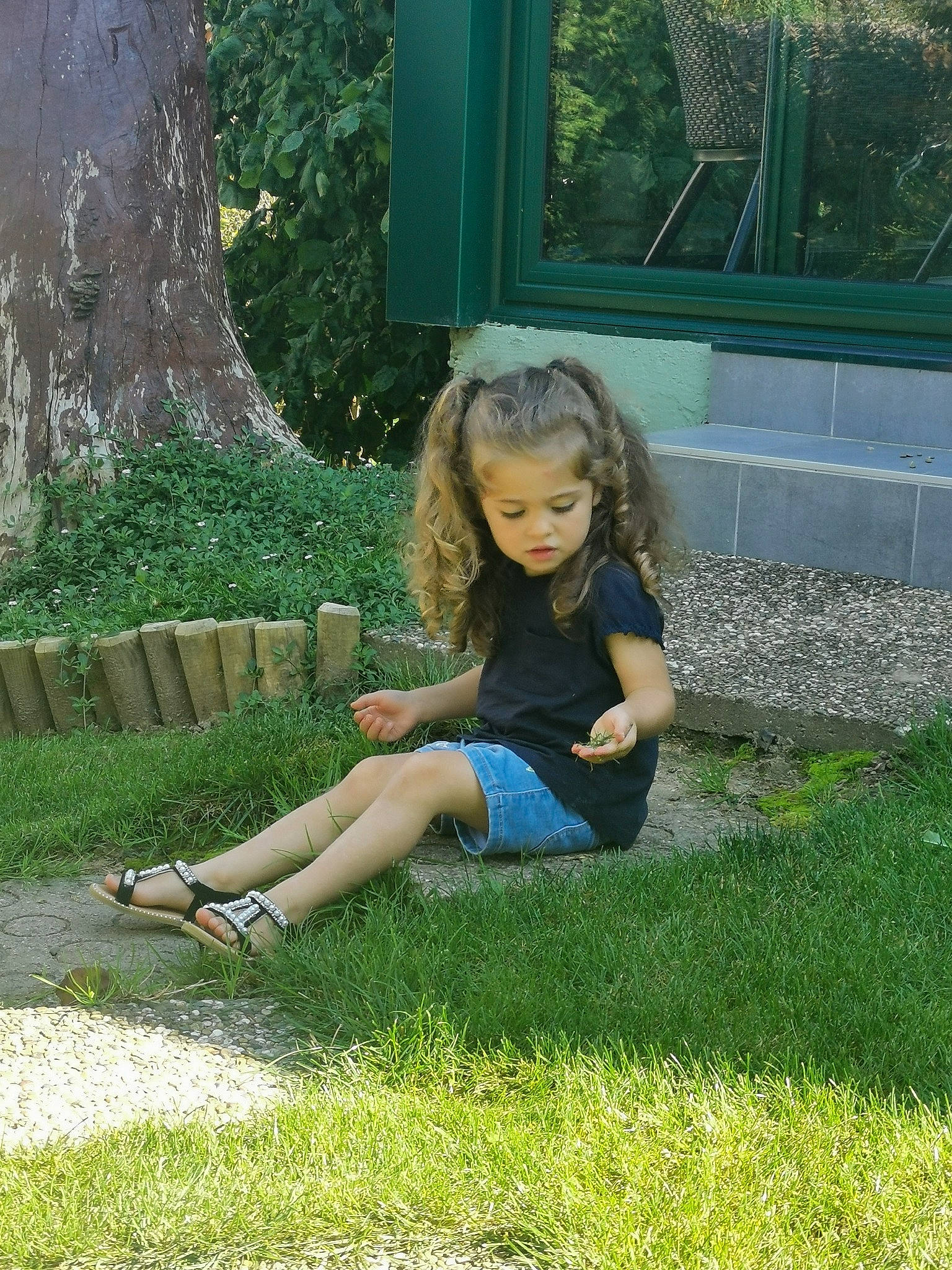 Youna a rejoint le concours — aidez-le/la à gagner de superbes lots ! dress, face, fawn, grass, grass_family, groundcover, hairstyle, happy, human_leg, knee, lawn, leisure, people_in_nature, person, plant, recreation, thigh, toddler, tree, wood