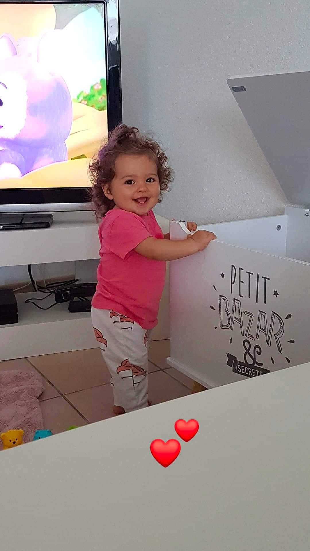 Youna a rejoint le concours — aidez-le/la à gagner de superbes lots ! art, child, design, finger, fun, joint, joy, person, pink, play, standing, toddler, vacation, whiteboard