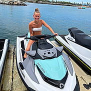 Leontine participe au concours pour gagner de l'argent avec cette photo : girl, jet_ski, water, dock, summer, outdoor, blue_sky, smile, sea, recreation, waves, sunny, vacation, leisure, person, watercraft, calm, coast, holiday, fun