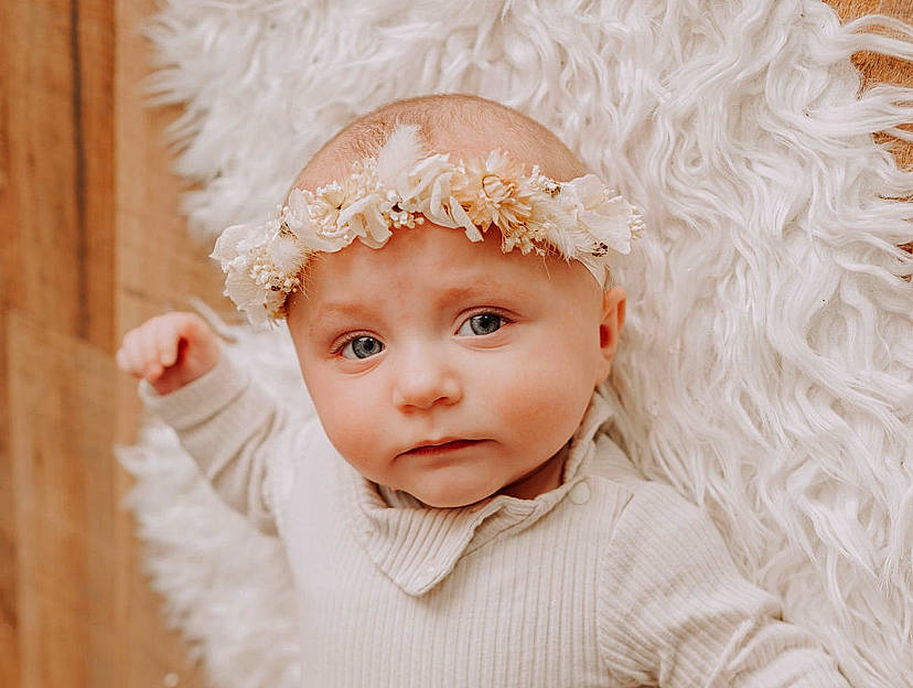 Olivia participe au concours pour gagner de l'argent avec cette photo : baby, baby_toddler_clothing, bridal_accessory, cap, child, costume_hat, embellishment, fashion_accessory, flash_photography, fur, hair_accessory, happy, headband, headpiece, headwear, iris, person, pink, skin, sleeve