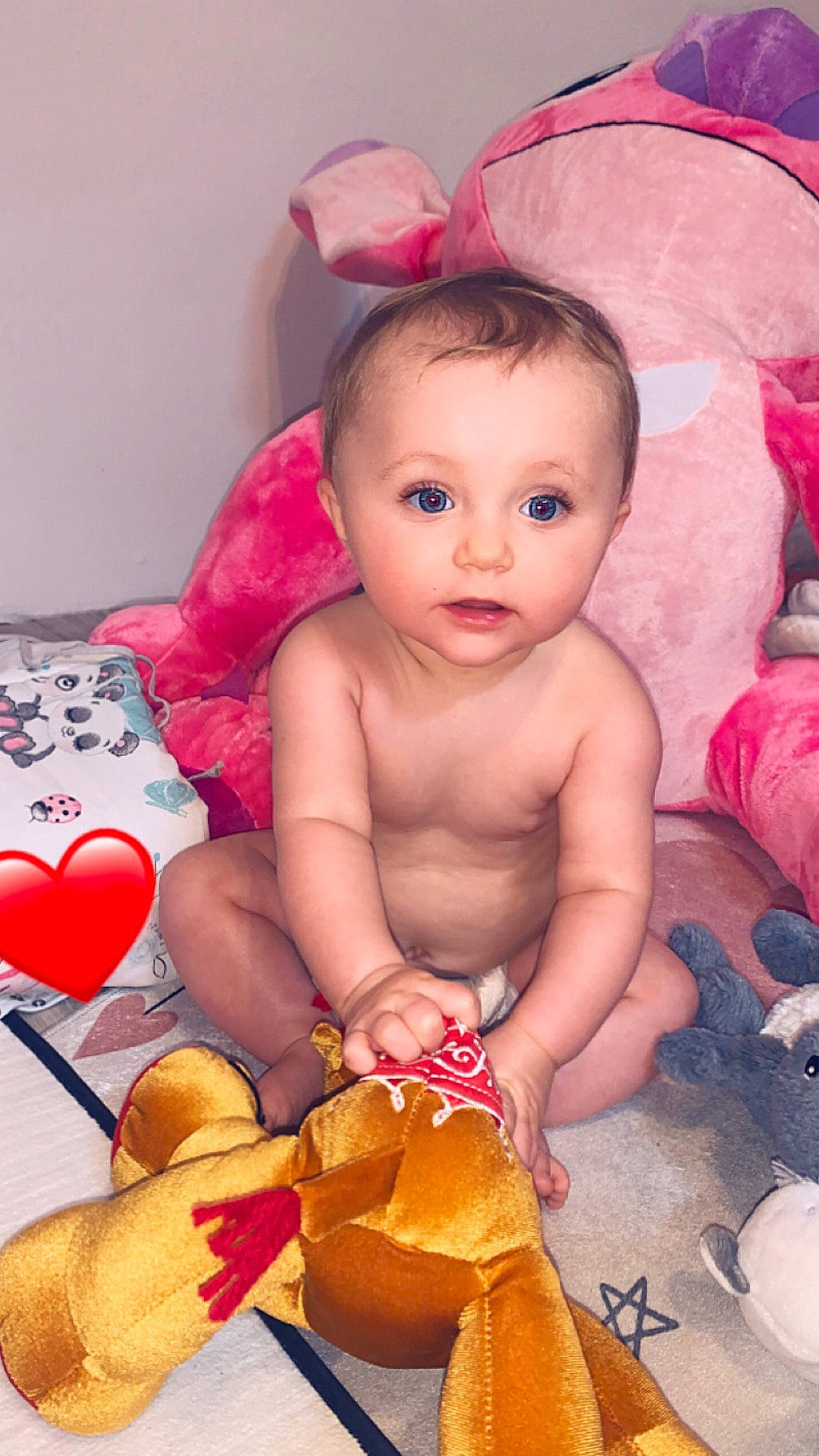 Olivia a rejoint le concours — aidez-le/la à gagner de superbes lots ! abdomen, baby, cheek, chest, child, eyelash, facial_expression, fun, happy, head, human, lip, mouth, organ, person, pink, red, skin, smile, toddler