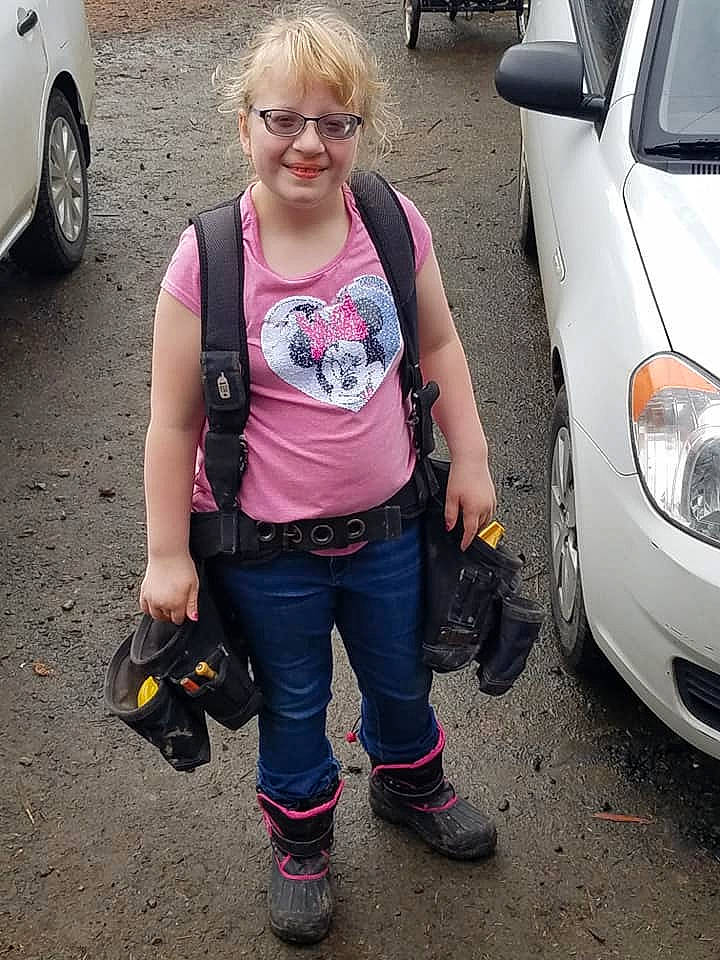 Payten is registered to the contest to win money with this photo: auto_part, automotive_exterior, automotive_lighting, automotive_tire, automotive_wheel_system, bumper, car, eyewear, family_car, footwear, glasses, joy, mid_size_car, person, plant, shoe, sunglasses, t_shirt, tire, vehicle