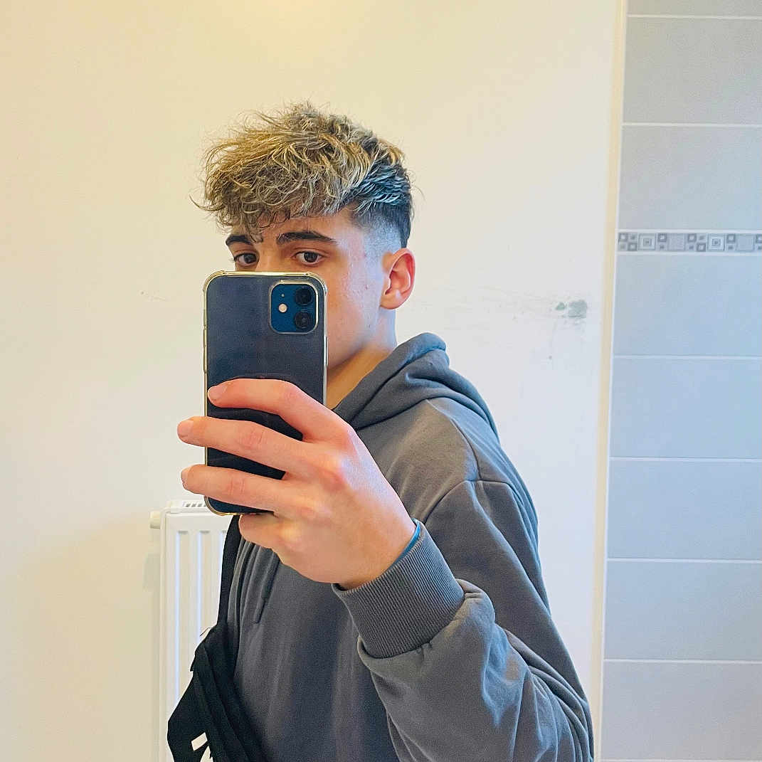 Gabriel Oger a rejoint le concours — aidez-le/la à gagner de superbes lots ! bag, bathroom, bathtub, casual_clothing, curly_hair, fashion, hand, hoodie, indoor, mirror, phone, portrait, radiator, reflection, selfie, tile, towel, wall, young_person, youth