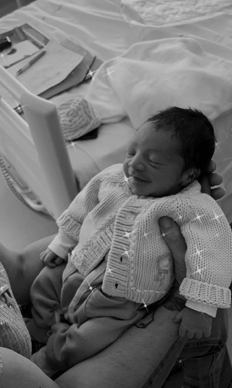 Mamady participe au concours pour gagner de l'argent avec cette photo : abdomen, arm, baby, baby_products, black_and_white, cheek, child, comfort, elbow, facial_expression, happy, monochrome, monochrome_photography, organ, person, product, sitting, skin, style, toddler