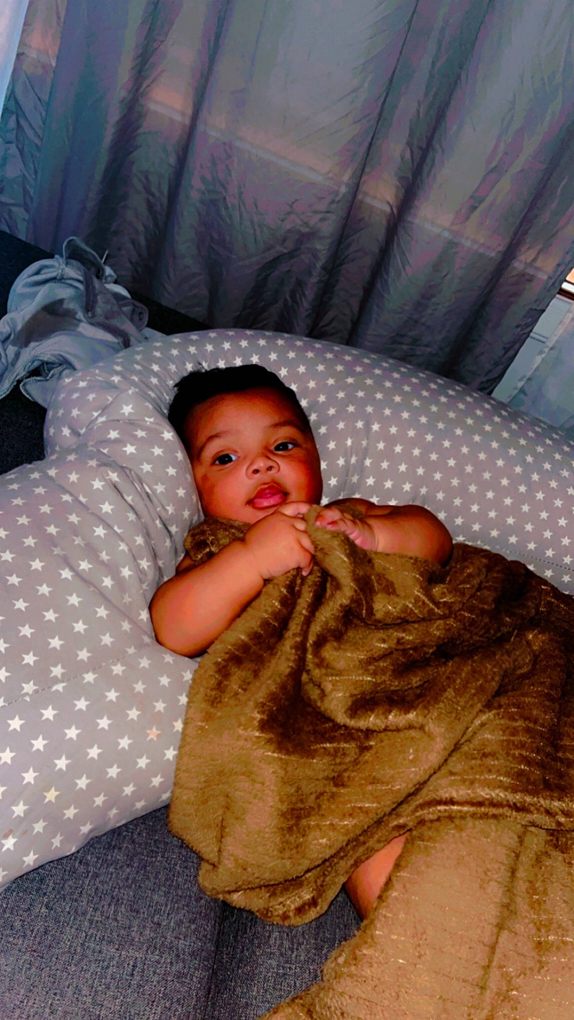 Mamady a rejoint le concours — aidez-le/la à gagner de superbes lots ! abdomen, baby, bedding, child, comfort, couch, flooring, fun, fur, happy, head, linens, pattern, person, room, sitting, skin, smile, textile, toddler