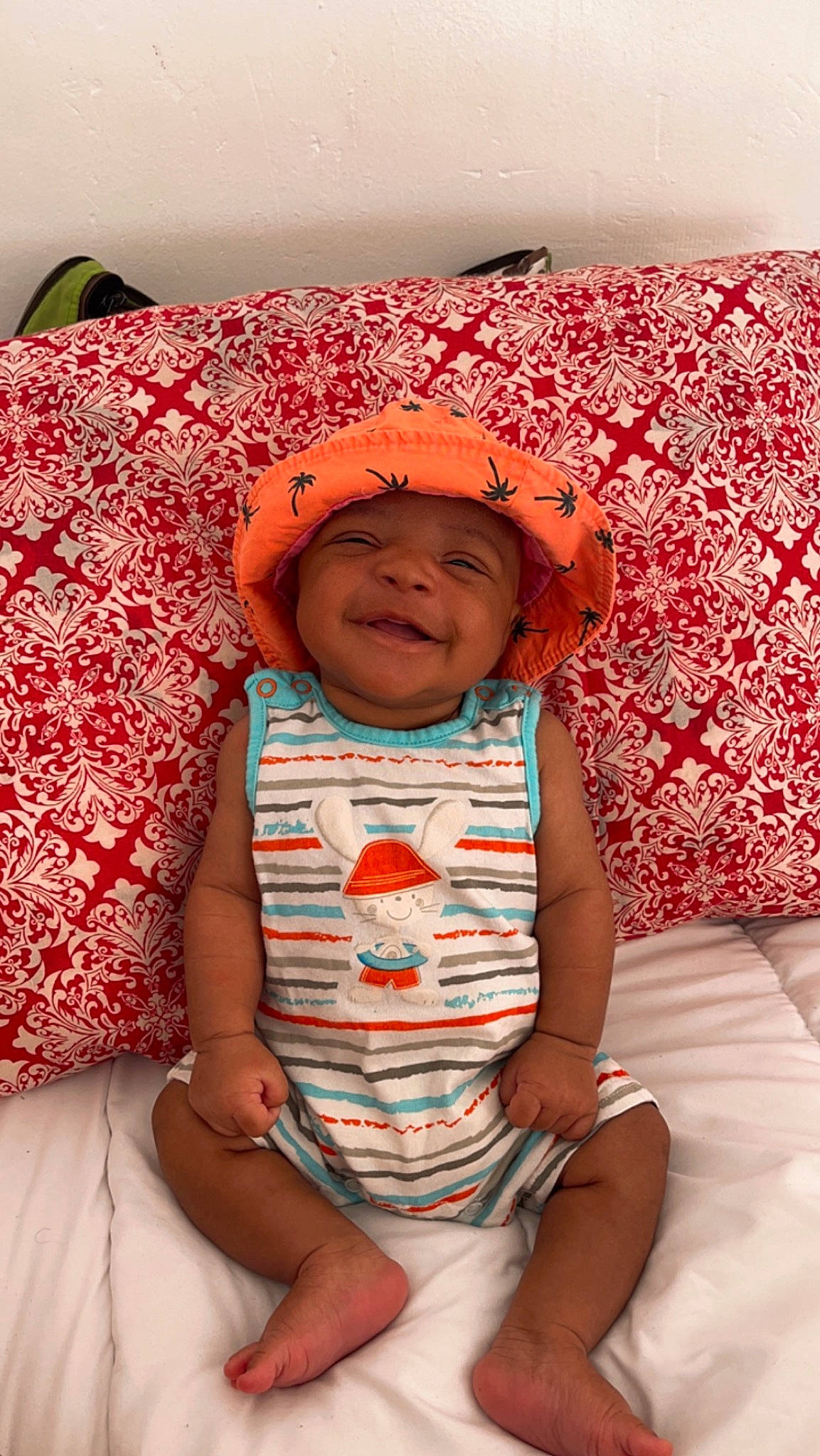 Mamady participe au concours pour gagner de l'argent avec cette photo : baby, baby_sleeping, baby_toddler_clothing, beauty, child, comfort, eye, face, happy, head, headwear, joy, linens, magenta, mouth, pattern, person, pink, product, skin