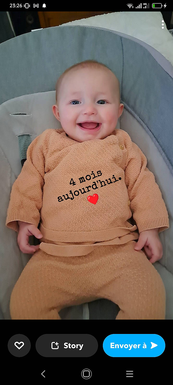 Amalya a rejoint le concours — aidez-le/la à gagner de superbes lots ! baby, baby_products, baby_toddler_clothing, cheek, child, chin, comfort, eye, eyebrow, happy, iris, joy, lip, person, pink, sitting, skin, sleeve, smile, t_shirt