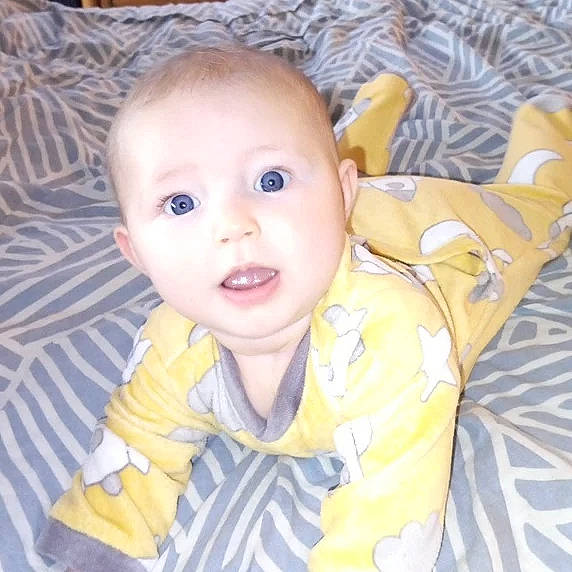 Amalya participe au concours pour gagner de l'argent avec cette photo : baby, baby_toddler_clothing, cheek, child, comfort, eye, eyebrow, eyelash, fun, happy, head, human_body, iris, nose, person, sitting, skin, sleeve, smile, thumb