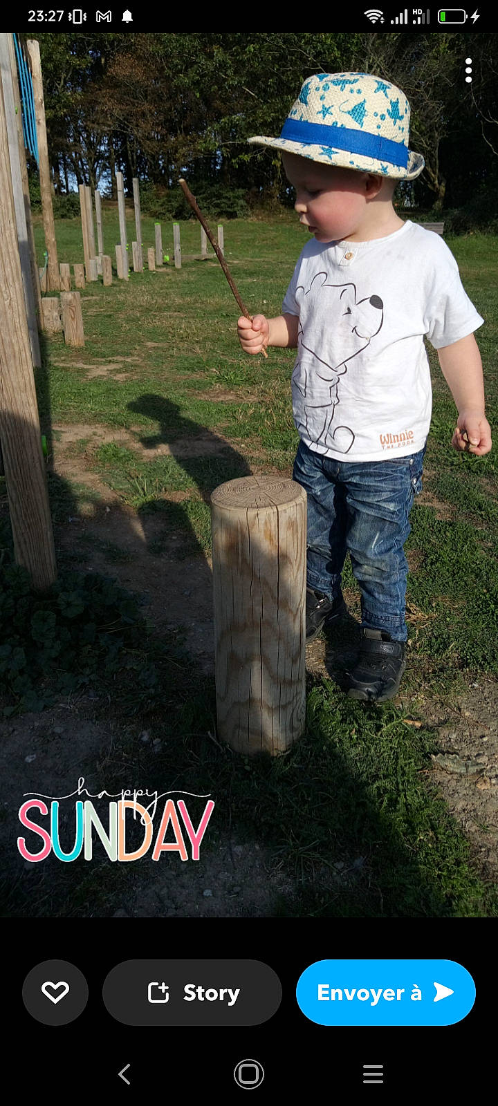 Mylan participe au concours pour gagner de l'argent avec cette photo : baseball_cap, child, font, fun, grass, hat, headwear, landscape, person, photo_caption, plant, shorts, soil, t_shirt, toddler, wood